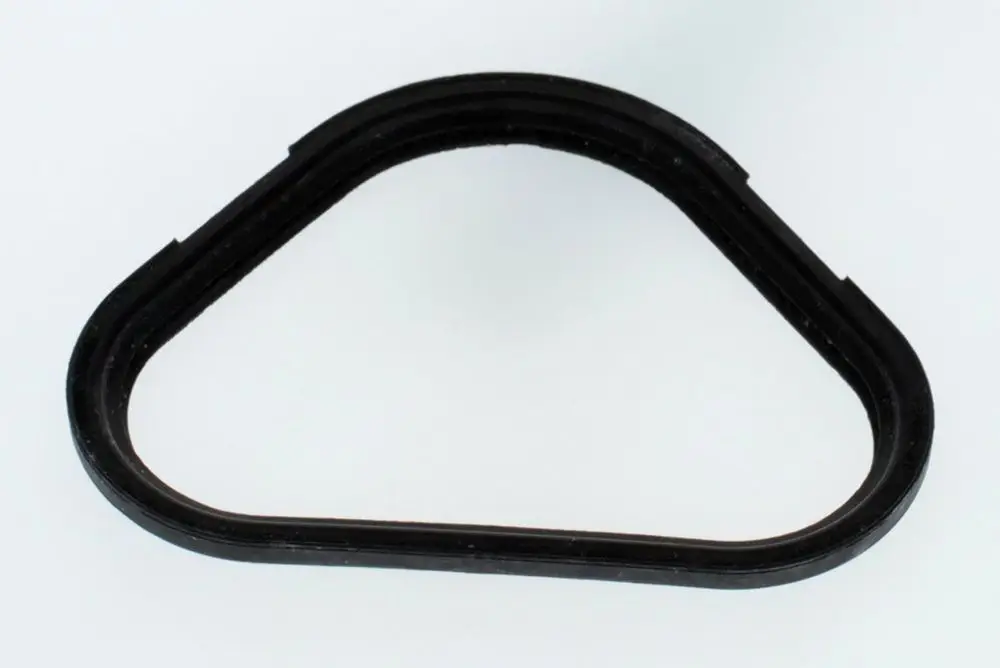 Schwarze Dichtung in dreieckiger Form, möglicherweise von Bosch, mit gleichmäßigen Konturen und glatter Oberfläche.